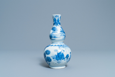 Een Chinese blauw-witte kalebasvaas met figuren in een landschap, Transitie periode
