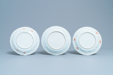 Trois assiettes en porcelaine de Chine en rouge de fer et dor&eacute;, Kangxi