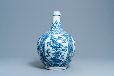 A large Japanese blue and white Arita bottle vase, Edo, 17th C.