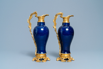 Een paar Chinese monochrome blauwe vazen tot kannen gemonteerd met verguld brons, 18/19e eeuw