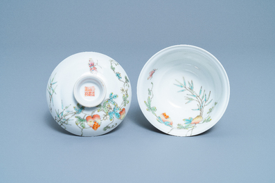 Un bol couvert en porcelaine de Chine famille rose &agrave; d&eacute;cor de margoses, marque de Jiaqing, R&eacute;publique