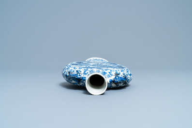 Een Chinese blauw-witte moon flask vaas met landschapsmedaillons, 19e eeuw