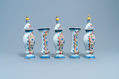Une garniture de cinq vases en fa&iuml;ence de Delft polychrome aux fretels en forme de poules, 18&egrave;me