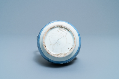 Une verseuse, une paire de plats et une coupe ovale en porcelaine d'Arita en bleu et blanc, Japon, Edo, 17/18&egrave;me