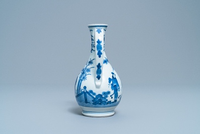 Une verseuse, une paire de plats et une coupe ovale en porcelaine d'Arita en bleu et blanc, Japon, Edo, 17/18&egrave;me