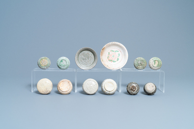 Une collection vari&eacute;e en porcelaine et terre cuite, Chine, Song et apr&egrave;s