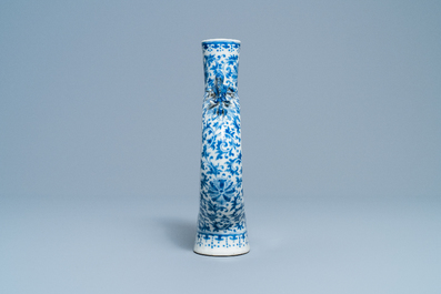 Een Chinese blauw-witte moon flask vaas met landschapsmedaillons, 19e eeuw