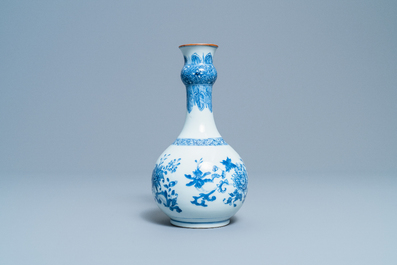 Un vase de forme bouteille en porcelaine de Chine en bleu et blanc, Yongzheng/Qianlong