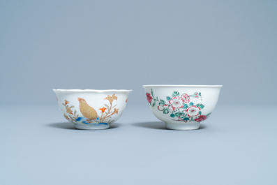 Une tasse et soucoupe en porcelaine de Chine &agrave; d&eacute;cor dor&eacute; et une tasse en famille rose, Yongzheng