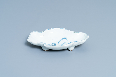 Une coupe en forme de lingzhi en porcelaine de Chine en bleu et blanc de type ko-sometsuke, Tianqi