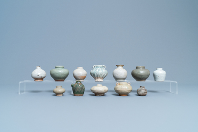 24 petits vases en porcelaine de Chine, Song et apr&egrave;s
