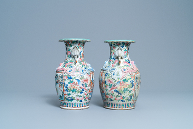 Cinq vases en porcelaine de Chine famille rose, 19&egrave;me