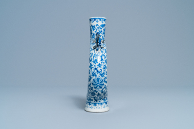 Een Chinese blauw-witte moon flask vaas met landschapsmedaillons, 19e eeuw