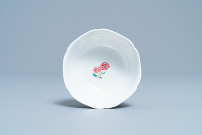 Une tasse et soucoupe en porcelaine de Chine famille rose &agrave; d&eacute;cor d'un coq, Yongzheng
