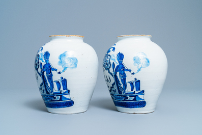 Une paire de pots &agrave; tabac en fa&iuml;ence de Delft en bleu et blanc &agrave; d&eacute;cor d'indiens, 18&egrave;me