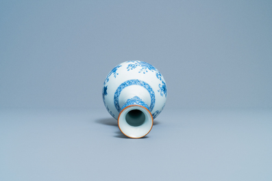 Een Chinese blauw-witte knobbelvaas met floraal decor, Yongzheng/Qianlong