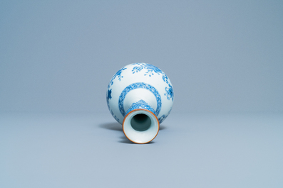 Un vase de forme bouteille en porcelaine de Chine en bleu et blanc, Yongzheng/Qianlong