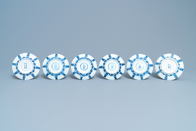 Six coupes aux caract&egrave;res 'Shou' en porcelaine de Chine en bleu et blanc, Kangxi