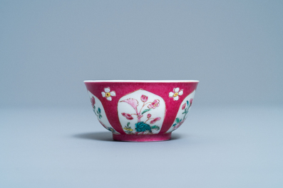 Une tasse et soucoupe en porcelaine de Chine famille rose &agrave; fond rouge de rubis, Yongzheng