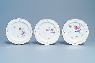 Negen polychrome borden met bloemen, porselein uit H&ouml;chst, Duitsland, 18e eeuw