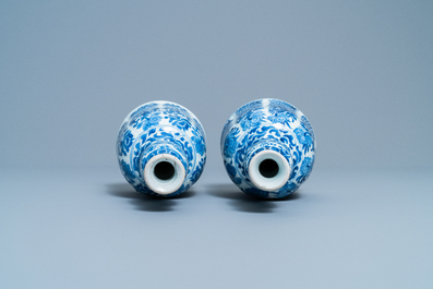 Une paire de bases de narguil&eacute; en porcelaine de Chine en bleu et blanc, Kangxi
