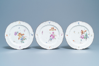 Neuf assiettes en porcelaine polychrome de H&ouml;chst &agrave; d&eacute;cor de fleurs, Allemagne, 18&egrave;me