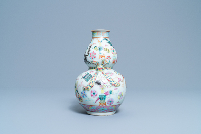 A Chinese famille rose double gourd 'antiquities' vase, 19th C.