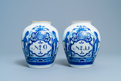 Une paire de pots &agrave; tabac en fa&iuml;ence de Delft en bleu et blanc &agrave; d&eacute;cor d'indiens, 18&egrave;me