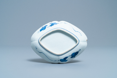 Une verseuse, une paire de plats et une coupe ovale en porcelaine d'Arita en bleu et blanc, Japon, Edo, 17/18&egrave;me