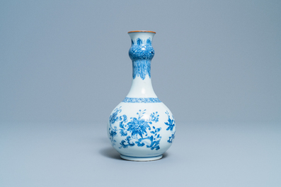 Een Chinese blauw-witte knobbelvaas met floraal decor, Yongzheng/Qianlong