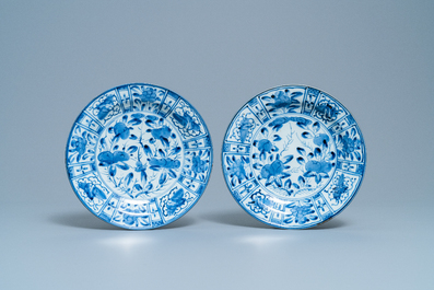 Une verseuse, une paire de plats et une coupe ovale en porcelaine d'Arita en bleu et blanc, Japon, Edo, 17/18&egrave;me