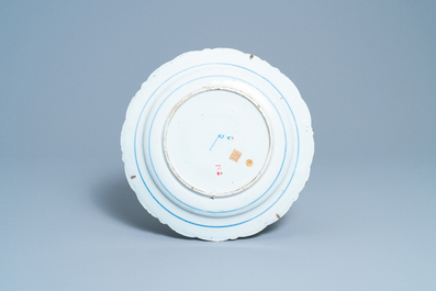 Six assiettes et un plat en fa&iuml;ence de Delft polychrome et en bleu et blanc, 18&egrave;me