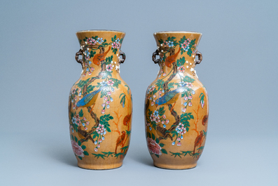 Een paar Chinese Nanking craquel&eacute; vazen met reli&euml;fdecor van Li Tieguai, 19e eeuw