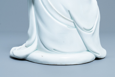 Une figure de Guanyin en porcelaine blanc de Chine, marque en creux, 19/20&egrave;me