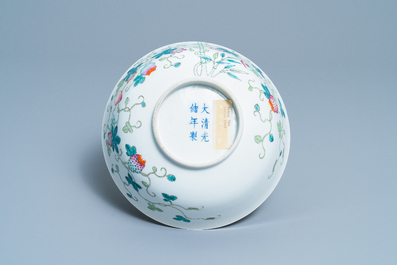 Een Chinese famille rose 'sanduo' kom, Guangxu merk en periode