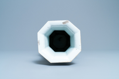 Un vase de forme octagonal en porcelaine de Chine qianjiang cai, 19/20&egrave;me