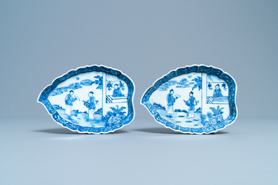 Une paire de sauci&egrave;res sur supports en porcelaine de Chine en bleu et blanc, Qianlong