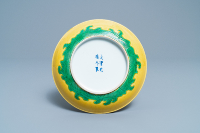 Une coupe en porcelaine de Chine &agrave; d&eacute;cor d'un dragon sur fond jaune, marque et &eacute;poque de Guangxu
