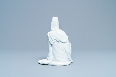 Une figure de Guanyin en porcelaine blanc de Chine, marque en creux, 19/20&egrave;me