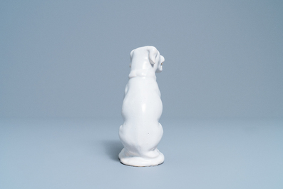 Un mod&egrave;le d'un chien en fa&iuml;ence blanche de Delft, 18&egrave;me