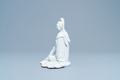 Une figure de Guanyin en porcelaine blanc de Chine, marque en creux, 19/20&egrave;me