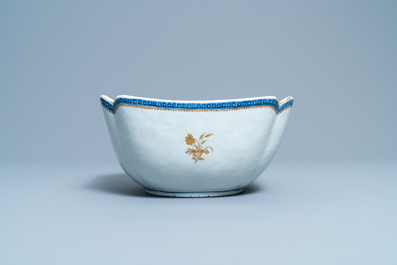 Un bol armori&eacute; pour le march&eacute; anglais aux armes de Gale en porcelaine de Chine en bleu, blanc et dor&eacute;, Qianlong