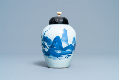 Un pot en porcelaine de Chine en bleu et blanc &agrave; d&eacute;cor d'un paysage, &eacute;poque Transition