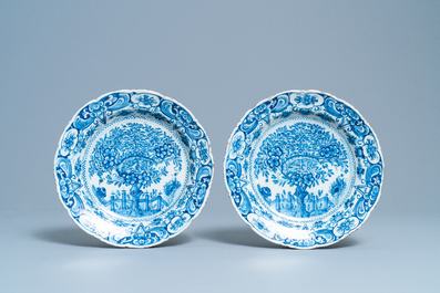 Six assiettes et un plat en fa&iuml;ence de Delft polychrome et en bleu et blanc, 18&egrave;me