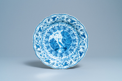 Six assiettes et un plat en fa&iuml;ence de Delft polychrome et en bleu et blanc, 18&egrave;me