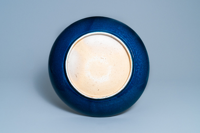 Un grand plat en porcelaine de Chine en bleu monochrome, Qianlong