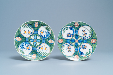 Six assiettes et un plat en fa&iuml;ence de Delft polychrome et en bleu et blanc, 18&egrave;me