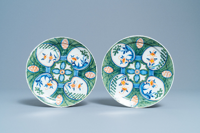 Six assiettes et un plat en fa&iuml;ence de Delft polychrome et en bleu et blanc, 18&egrave;me