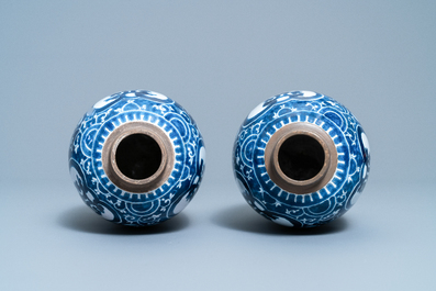 Une paire de vases en fa&iuml;ence de Delft en bleu et blanc &agrave; d&eacute;cor de chinoiserie de style Kangxi, vers 1800