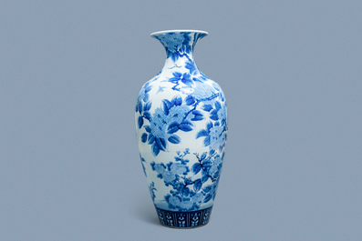Un grand vase  en porcelaine d'Arita en bleu et blanc, Japon, Meiji, 19&egrave;me